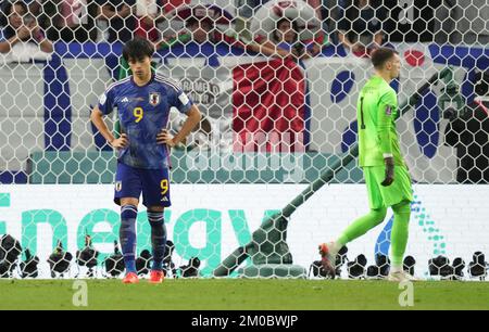 Al Wakrah, Qatar. 5th décembre 2022. Mitoma Kaoru (L) du Japon réagit après avoir manqué le tir de pénalité lors de la fusillade de la série de 16 entre le Japon et la Croatie lors de la coupe du monde de la FIFA 2022 au stade Al Janoub à Al Wakrah, Qatar, le 5 décembre 2022. Credit: Li Gang/Xinhua/Alay Live News Banque D'Images