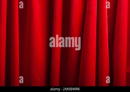 Tissu luxueux en velours, velours et couleur tendance viva magenta. Affiche concept de couleur de l'année 2023 Banque D'Images