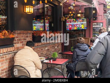 Les fans de sport regardent la coupe du monde de la FIFA (football) devant un bar de Greenwich Village à New York jeudi, 24 novembre 2022. (© Richard B. Levine) Banque D'Images