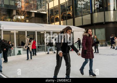 Les patineurs manœuvrent la patinoire au développement de Manhattan West à New York mardi, 29 novembre 2022. (© Richard B. Levine) Banque D'Images