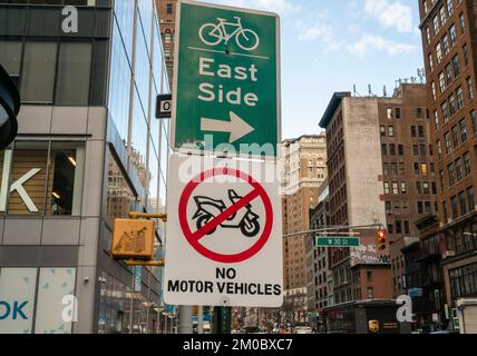 Panneau interdisant les véhicules motorisés, tels que les scooters électriques et à essence, de la piste cyclable de la Sixième Avenue à Chelsea, à New York, lundi, 28 novembre 2022. (© Richard B. Levine) Banque D'Images