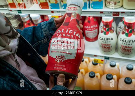 Un client a choisi une bouteille de lait de menthe poivrée à thème de Noël, café au lait d'amande, de Califia Farms dans un supermarché Whole Foods à New York lundi, 28 novembre 2022. États-Unis La Federal Reserve Bank a indiqué qu'il sera difficile de faire baisser l'inflation sans récession. (© Richard B. Levine) Banque D'Images