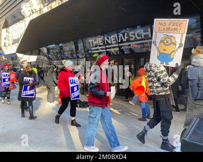 Des étudiants, des professeurs et des partisans de la New School for social Research protestent devant l'école de Greenwich Village à New York vendredi, 2 décembre 2022. Les grévistes, les membres de l'UAW, réclament des salaires plus élevés pour les employés à temps partiel. (© Frances M. Roberts) Banque D'Images