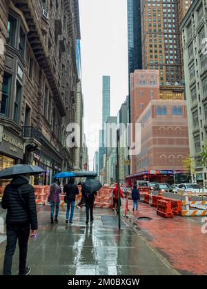 Échafaudé Carnegie Hall, à droite, sur la rangée des milliardaires, un dimanche pluvieux, 27 novembre 2022. (© Frances M. Roberts) Banque D'Images