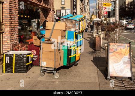 Les livraisons Amazon sont prêtes à être distribuées dans le quartier de Chelsea, à New York, jeudi, à 1 décembre 2022. (© Richard B. Levine) Banque D'Images