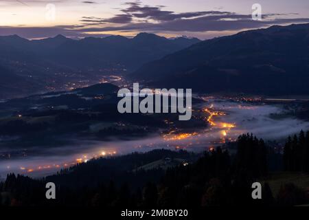 Vue depuis le lac Astbergsee dans la vallée Lenkental en direction de Kitzbuehel, Tyrol, Autriche en début de matinée Banque D'Images