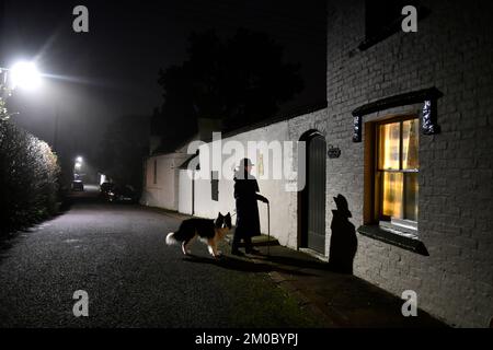 Appelant de nuit en dehors de la maison Angleterre, Grande-Bretagne, Royaume-Uni Banque D'Images