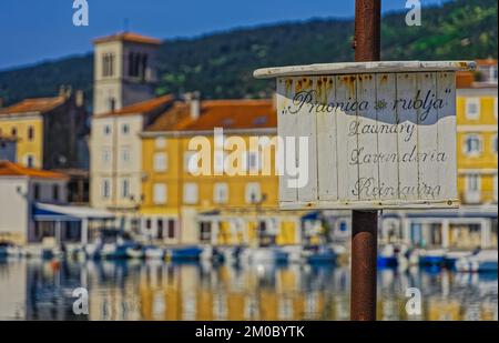 Enseigne en bois publicité blanchisserie dans la vieille ville de Cres port Croatie Banque D'Images