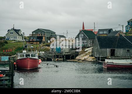 Bateaux de pêche ancrés et attendant dans une baie isolée de Peggy's Cove, Nouvelle-Écosse, Canada - octobre 2022. Photo de haute qualité Banque D'Images