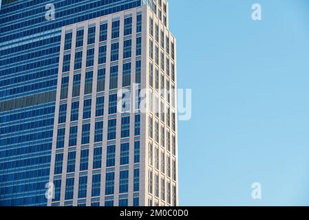 Fragment de bâtiment moderne avec façade en verre, détail de gratte-ciel, fenêtres de bureau d'affaires dans un bâtiment de grande hauteur, architecture urbaine Banque D'Images