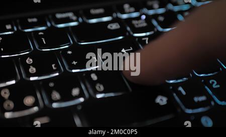 Doigt sur une touche entrée. Utilisateur de l'ordinateur en appuyant sur la touche entrée, vers le haut de près. Confirmation, envoi d'un message Banque D'Images