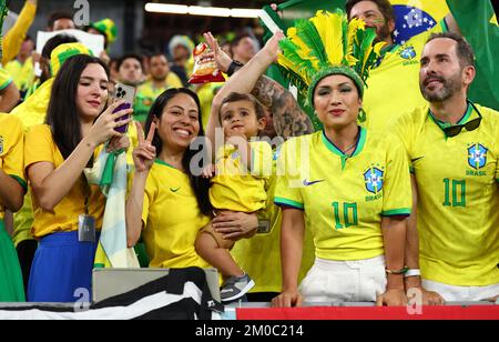 Doha, Qatar, 5th décembre 2022. Les fans brésiliens lors du match de la coupe du monde de la FIFA 2022 au stade 974 de Doha. Le crédit photo devrait se lire: David Klein / Sportimage Banque D'Images