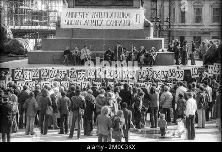 1978 image des archives en noir et blanc du rassemblement de la campagne d'Amnesty International en Afrique du Sud à Trafalgar Square, Londres. Banque D'Images