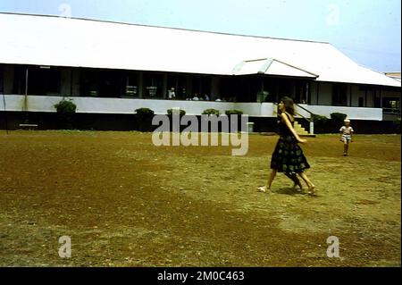 Enfants dans le terrain de jeu de l'école primaire de la RAF au camp de Birmanie, Accra, Ghana, vers 1959 Banque D'Images