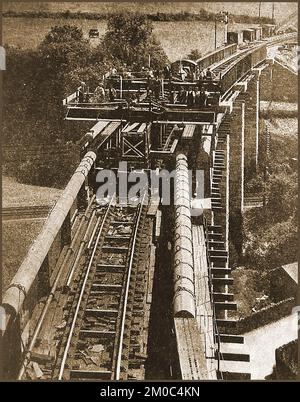 Une vieille photo des travaux de reconstruction en cours sur le pont ferroviaire G.W.E. à Saltash, au Royaume-Uni. Banque D'Images