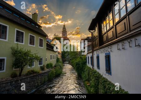 Une vue magnifique le matin à travers la ville historique emblématique de Cesky Krumlov avec un ciel magique dans le sud de la Bohême, en Europe. Banque D'Images