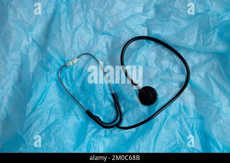 Le stéthoscope repose sur le manteau médical bleu du médecin, la médecine et les outils du médecin, le médecin Banque D'Images