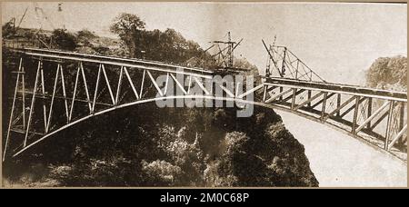 Vers 1905- Construction du pont Victoria Falls au-dessus de la rivière Zambesi qui forme la frontière entre le Zimbabwe et la Zambie . Banque D'Images