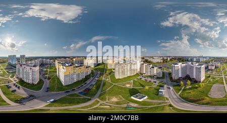 Vue panoramique à 360° de vue panoramique aérienne du hdri 360 sphérique sans couture au-dessus de la grande hauteur dans la cour du complexe résidentiel moderne multi-appartements de plusieurs étages d'ur