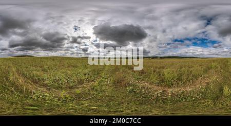 Vue panoramique à 360° de Vue panoramique 360 hdri parfaite entre les champs agricoles avec des nuages dans le ciel couvert en projection sphérique équirectangulaire, prête pour VR AR virtuel