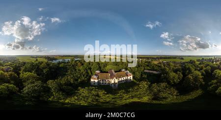 Vue panoramique à 360° de Vue aérienne Full hdri Panorama sphérique sans couture 360 sur le vieux château médiéval abandonné en projection équirectangulaire prêt pour la réalité virtuelle VR AR