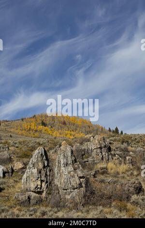 Ciel magnifique, formation de roches en premier plan et or d'automne dans le paysage de Logan Canyon dans l'Utah, aux États-Unis Banque D'Images