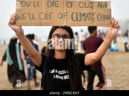 Mumbai, Maharashtra, Inde. 4th décembre 2022. Un activiste tient un écriteau dans le cadre de la campagne sur les changements climatiques organisée par Fridays for future à Mumbai, Inde, 04 décembre 2022. (Credit image: © Indranil Aditya/ZUMA Press Wire) Banque D'Images