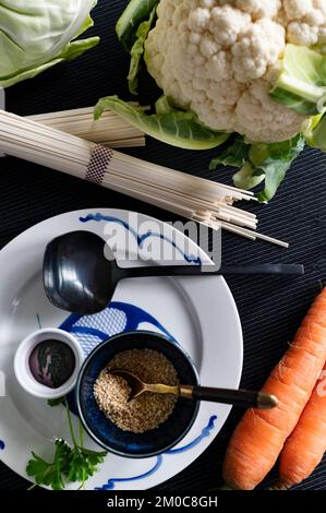 Ingrédients pour la préparation d'un plat de chou pointue de nouilles asiatiques avec sauce hoisin Banque D'Images