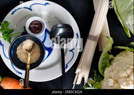 Ingrédients pour la préparation d'un plat de chou pointue de nouilles asiatiques avec sauce hoisin Banque D'Images