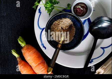 Ingrédients pour la préparation d'un plat de chou pointue de nouilles asiatiques avec sauce hoisin Banque D'Images