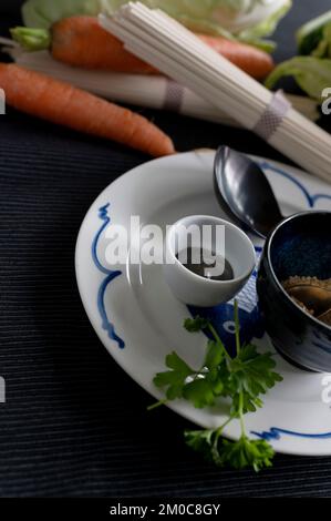 Ingrédients pour la préparation d'un plat de chou pointue de nouilles asiatiques avec sauce hoisin Banque D'Images