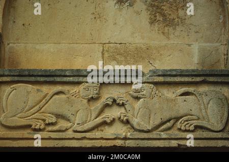 Serramonacesca - Abruzzes - Abbaye de San Liberatore à Maiella - détail de l'architrave avec deux animaux félins qui entrent en collision Banque D'Images