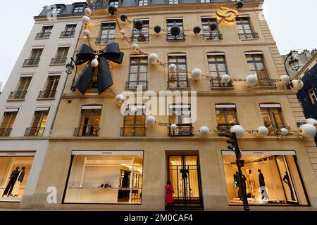 Paris, France - 04 décembre , 2022 : : vue de la façade de la boutique de Chanel Paris avec décoration de noël. Il est situé dans la prestigieuse rue Saint Honoré Banque D'Images