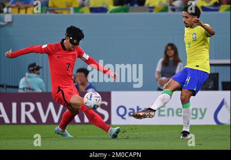 Doha, Qatar. 5th décembre 2022. Son Heung-min (L) de Corée du Sud rivalise avec Marquinhos du Brésil lors de leur match de la série 16 à la coupe du monde de la FIFA 2022 au stade 974 à Doha, Qatar, le 5 décembre 2022. Credit: Chen Cheng/Xinhua/Alay Live News Banque D'Images