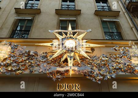 Paris, France - 04 décembre , 2022 : : vue de la façade de la Dior chrétienne de Paris avec décoration de noël. Il est situé près de la place de la Madeleine dans le centre de P Banque D'Images