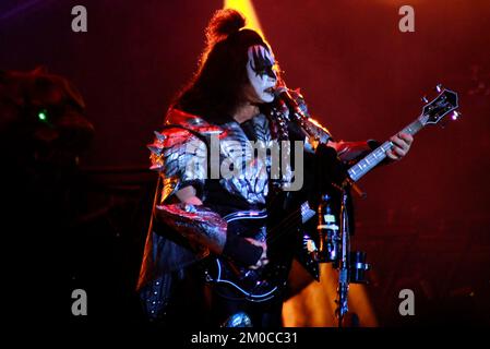 TOLUCA, MEXIQUE - DÉCEMBRE 4 : l'intégrate de Gene Simmons du groupe de rock américain Kiss se produit sur scène au cours du troisième jour du festival de l'Enfer et du ciel du métal à Foro Pegaso. Sur 04 décembre 2022 à Toluca, Mexique. Banque D'Images
