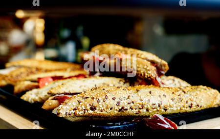 Baguette au jambon de Serano sur l'assiette Banque D'Images