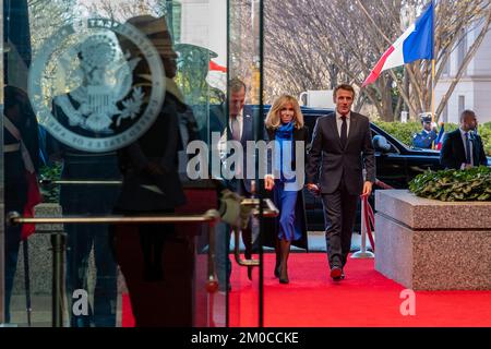 Le président français Macron et la première dame française Macron arrivent pour le déjeuner d'État le président français Emmanuel Macron et la première dame française Brigitte Macron arrivent pour assister au déjeuner d'État aux États-Unis Département d'État à Washington, D.C., on 1 décembre 2022. Banque D'Images