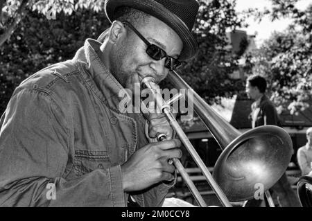 Saxophoniste dans le parc Washington Square de Greenwich Village Park. New York, Manhattan, États-Unis Banque D'Images