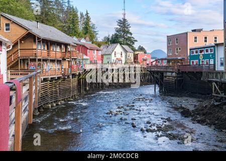 Ketchikan, AK - 9 septembre 2022 : les vieux magasins bordent la rue Creek dans le quartier historique de Ketchikan, en Alaska Banque D'Images