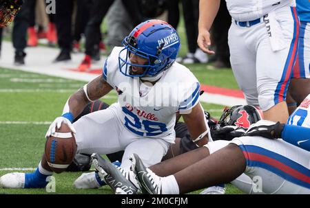 Georgetown Texas Etats-Unis, 3 décembre 2022: Un joueur défensif récupère une fume lors d'un match de football quart de finale de la Ligue universitaire de Scholastic (UIL) dans le centre du Texas. ©Bob Daemmrich Banque D'Images