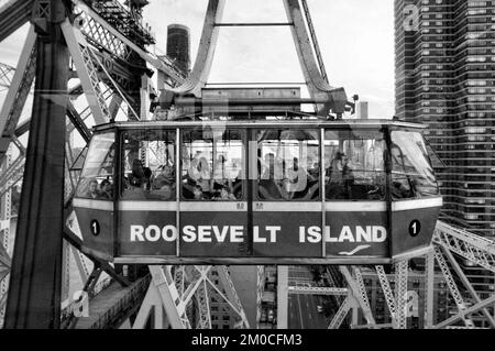 Roosevelt Island cable car, aka tramway, connecting Manhattan with Roosevelt Island photographer from Queensboro Bridge, aka Ed Koch 59th Street Bridg Banque D'Images
