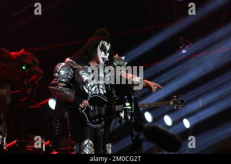 Toluca, Mexique. 04th décembre 2022. 04 décembre 2022, Toluca, Mexique: L'intégrate de Gene Simmons du groupe de rock américain Kiss se produit sur scène au cours du troisième jour de la fête de l'Enfer et du ciel du métal à Foro Pegaso. Sur 04 décembre 2022 à Toluca, Mexique. (Photo par Carlos Santiago/ Eyepix Group) (photo par Eyepix/NurPhoto) crédit: NurPhoto/Alay Live News Banque D'Images