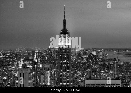 Empire State Building vu de Top of the Rock au Rockefeller Center. 350 Fifth Ave, à l'angle de 34th St. Manhattan, New York, États-Unis Banque D'Images