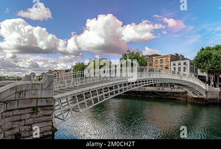 Le pont Ha'penny, officiellement le pont Liffey, à Dublin, en Irlande. C'est un pont piétonnier en fonte, construit en 1816 au-dessus de la rivière Liffey. Banque D'Images