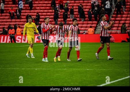 Anthony Patterson, Dan Neil, Lynden Gooch, Luke O'Nien et Danny Batth après la victoire de Sunderland AFC sur Millwall au Championnat EFL. Banque D'Images