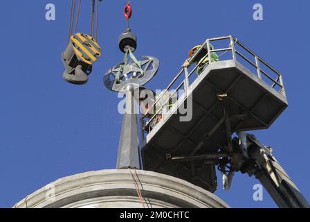 DNIPRO, UKRAINE - 5 DÉCEMBRE 2022 - les travailleurs retirent l'étoile à cinq pointes, l'un des symboles soviétiques, de la flèche qui couronnait le toit d'un bâtiment i. Banque D'Images