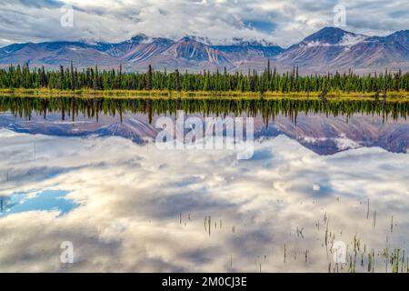 Le matin, reflet de la montagne sur un lac le long de la route Denali en Alaska Banque D'Images