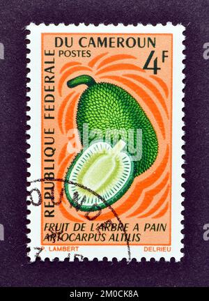 Timbre-poste annulé imprimé par le Cameroun, qui montre Artocarpus Altilis; pain, vers 1967. Banque D'Images