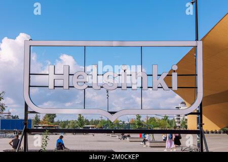 Helsinki, Finlande - 22 août 2022 : panneau Helsinki. Bibliothèque centrale Oodi avec toit circulaire en bois. Lieu de rencontre avec gamme de services dans un design moderne à la place Kansalaistori. Banque D'Images